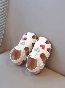 Nuevas sandalias de niños con punta descubierta con decoración de corazones con lentejuelas, suela suave antideslizante, zapatos de playa para niñas bebés para uso casual diario, cómodos y livianos