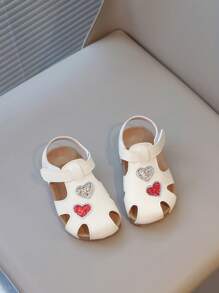 Nuevas sandalias de niños con punta descubierta con decoración de corazones con lentejuelas, suela suave antideslizante, zapatos de playa para niñas bebés para uso casual diario, cómodos y livianos