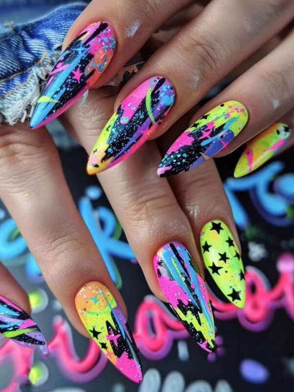 Unhas postiças de comprimento médio com estampa de grafite multicolorido e estilo punk, removíveis e usáveis, coloridas e frescas, 24 adesivos para nail art, convenientes para sair e tirar férias
