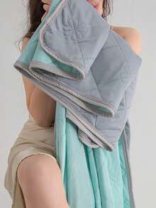 1 件装凉爽毯，适合热睡者，轻质凉爽毯吸收热量，让成人在夏天保持凉爽，柔软透气的丝绸材质