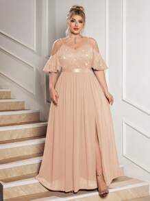 Robe de soirée maxi fendue avec épaules dénudées, bretelles spaghetti, dentelle fleurie pailletée et contraste de mousseline. Robe élégante et formelle pour le bal de promo, le mariage, les cérémonies, les dîners, le retour au pays