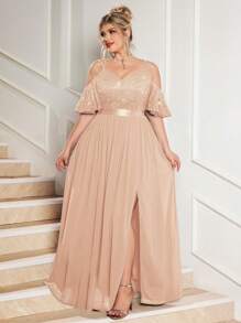 Robe de soirée maxi fendue avec épaules dénudées, bretelles spaghetti, dentelle fleurie pailletée et contraste de mousseline. Robe élégante et formelle pour le bal de promo, le mariage, les cérémonies, les dîners, le retour au pays