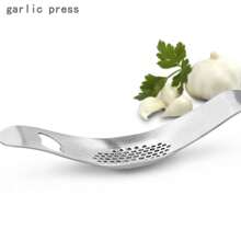 Kitchen Tools Stainless Steel Curved Manual Garlic Press Garlic Puree 2-In-1 Bottle Opener Garlic Puree Press