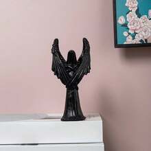 1 Peça, Estátua Ornamental do Anjo Negro. Esta escultura de um anjo é feita em um estilo escuro, se afastando da imagem tradicional de um anjo e contando histórias não contadas.