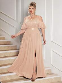 Robe de soirée maxi fendue avec épaules dénudées, bretelles spaghetti, dentelle fleurie pailletée et contraste de mousseline. Robe élégante et formelle pour le bal de promo, le mariage, les cérémonies, les dîners, le retour au pays