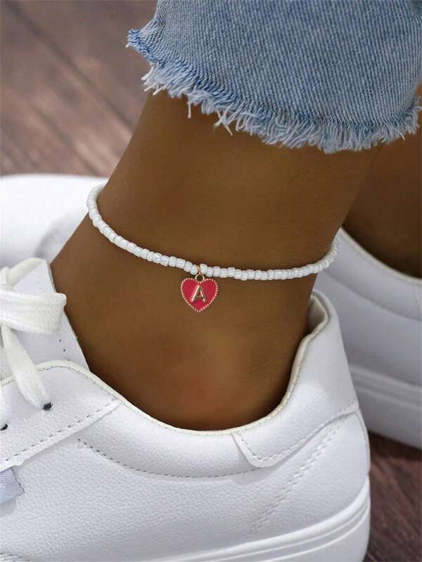 1 pieza Tobillera elástica con colgante de 26 letras huecas de acero inoxidable con cuentas de plástico blanco, estilo elegante y femenino para adolescentes y adultos jóvenes, para uso diario/playa de verano/viaje, adecuado como regalo