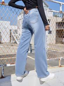 Pantalones jeans de cintura alta en azul claro, de corte ancho, tela suave y elástica, ideales para estilos casuales y modernos