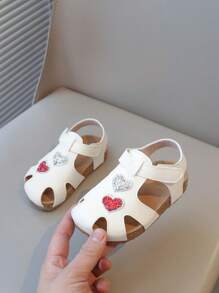 Nuevas sandalias de niños con punta descubierta con decoración de corazones con lentejuelas, suela suave antideslizante, zapatos de playa para niñas bebés para uso casual diario, cómodos y livianos