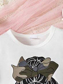 2 pièces T-shirt avec imprimé portrait de fille et short de couleur unie avec ceinture, ensemble casual minimaliste deux pièces