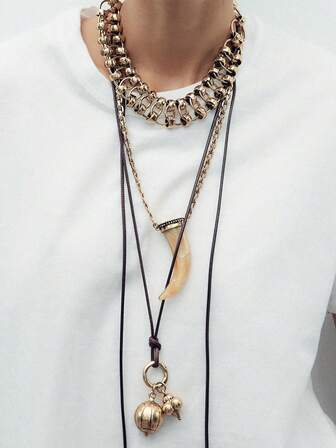 Ein Anhänger-Halskette mit Tierhornanhänger, europäischer und amerikanischer Stil, mehrlagige Halskette, Tragen eines Tierhornanhängers, leicht-luxuriöser geometrischer Anhänger aus Metalllegierung für Frauen