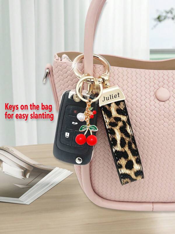 1 pezzo Portachiavi personalizzato a forma di ciliegia, con testo personalizzato, portachiavi in pelle stampata leopardata per auto, inclusa ciondolo a forma di ciliegia e cacciavite incluso, adatto per regali per padri, madri e coppie. Adatto per decorare chiavi di auto e zaini da donna, adatto sia per uomini che per donne. Regali per San Valentino, Festa del Papà, Festa della Mamma, Compleanni