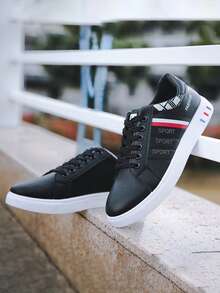 男士时尚舒适平底轻便低帮系带休闲运动鞋，滑板鞋[鞋口有随机装饰线]，尺码偏小，请订购大一码 - 黑色 - 查看 5