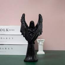 1 Peça, Estátua Ornamental do Anjo Negro. Esta escultura de um anjo é feita em um estilo escuro, se afastando da imagem tradicional de um anjo e contando histórias não contadas.