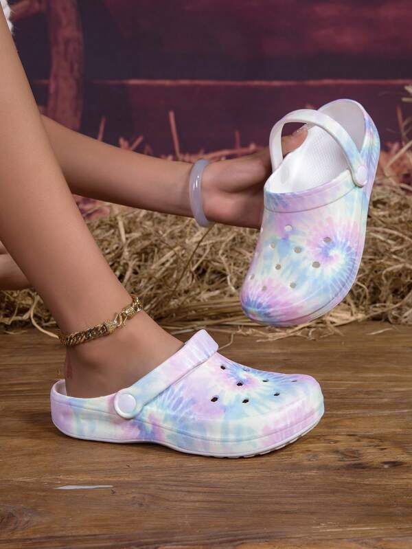 Novos sapatos de jardim femininos para todas as estações, chinelos baixos ajustáveis e soltos, sandálias para quarto/viagem/praia, chinelos fechados