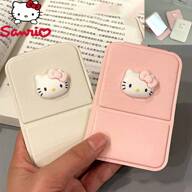  1 Stück Hello Kitty Sanrio Klappspiegel klein, niedlicher cartoon tragbarer Reise-Make-up-Spiegel. Oberfläche aus PU-Material, unentbehrlich für die Reise, einfach Aussehen aufzufrischen. Kann in Taschen, Beuteln, auf Tischplatten aufbewahrt werden