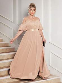 Robe de soirée maxi fendue avec épaules dénudées, bretelles spaghetti, dentelle fleurie pailletée et contraste de mousseline. Robe élégante et formelle pour le bal de promo, le mariage, les cérémonies, les dîners, le retour au pays