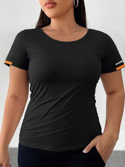 Camisa de fitness feminina elástica, de secagem rápida e respirável, com design de manga contrastante, adequada para academia e ioga