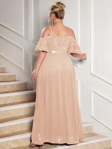 Robe de soirée maxi fendue avec épaules dénudées, bretelles spaghetti, dentelle fleurie pailletée et contraste de mousseline. Robe élégante et formelle pour le bal de promo, le mariage, les cérémonies, les dîners, le retour au pays