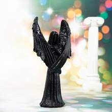 1 Peça, Estátua Ornamental do Anjo Negro. Esta escultura de um anjo é feita em um estilo escuro, se afastando da imagem tradicional de um anjo e contando histórias não contadas.