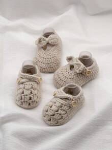 两双手工钩编婴儿鞋，玛丽珍款式，带蝴蝶结，米色