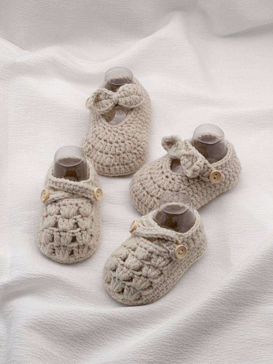 两双手工钩编婴儿鞋，玛丽珍款式，带蝴蝶结，米色