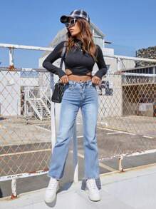 Pantalones jeans de cintura alta en azul claro, de corte ancho, tela suave y elástica, ideales para estilos casuales y modernos