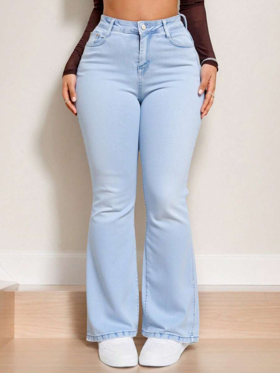 Jeans de campana de cintura alta en azul, tela suave y elástica, ideal para estilos casuales y versátiles - Lavado ligero - Ver 1