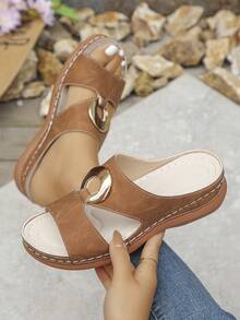 大码女式夏季新款时尚休闲棕色绒面金属扣圆头露趾镂空坡跟厚底拖鞋凉鞋，户外穿着，沙滩，轻便舒适一脚蹬 - 棕色 - 查看 2