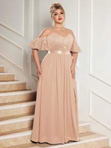 Robe de soirée maxi fendue avec épaules dénudées, bretelles spaghetti, dentelle fleurie pailletée et contraste de mousseline. Robe élégante et formelle pour le bal de promo, le mariage, les cérémonies, les dîners, le retour au pays