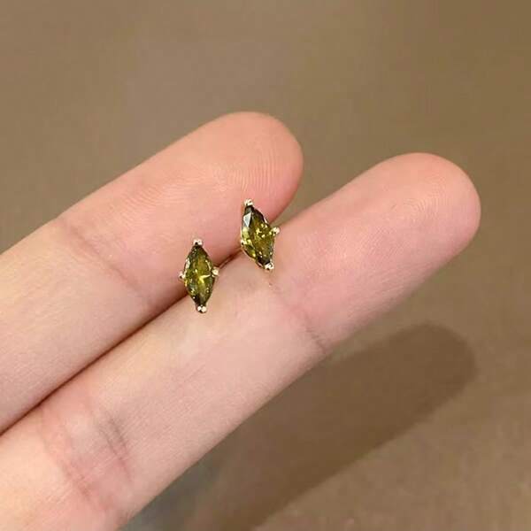 1 par de aretes con stud de zirconia cúbica verde oliva, frescos y minimalistas