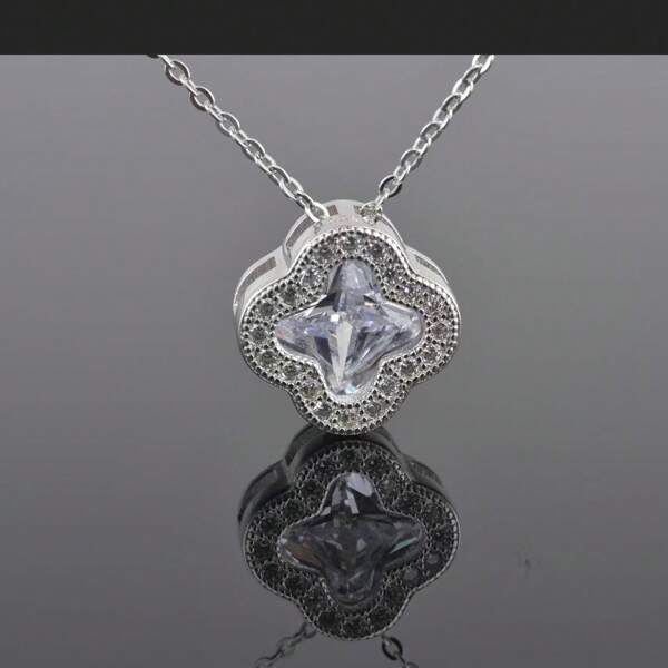 Collana con pendente a quadrifoglio microincrostato di zirconi, in stile europeo e americano, per donna. Catena delicata da clavicola, gioiello elegante e versatile da indossare quotidianamente