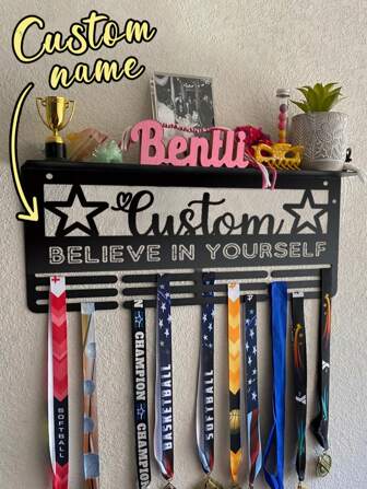 1 stuk aanpasbare metalen medaille trofee displaystandaard - gepersonaliseerde atleet naam logo houder, herbruikbaar, sport display metalen muur gemonteerde trofee & onderscheiding houder, meerdere thema lint organizer, unieke ideale cadeaus voor speler, vriend, vriendin, vader, moeder, familie, vrienden, zoon, dochter, voor jubilea, voor verjaardagen school, kantoor, thuis afstuderen