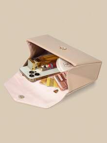 这款晚宴手拿包容量充足，可收纳手机、钱包、化妆品等小件个人物品。手提设计方便携带。荔枝纹皮革材质搭配精致的金属连接件，呈现简约优雅的风格，适合正式晚会场合。女士可将其用作手提包、手拿包、单肩包或婚礼派对包。可搭配晚礼服和高跟鞋，更显优雅气质。 - 杏色 - 查看 9