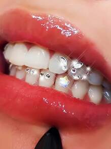 220 piezas Kit DIY de joyas autoadhesivas súper brillantes para los dientes, fácil de desmontar e instalar, decoración de dientes con mariposa, cristal blanco de forma redonda asimétrica, pegatinas luminosas para los dientes en estilo hip hop gótico europeo y americano, adecuadas para bares, karaoke, fiestas, festivales y Halloween, con adhesivo fuerte y todas las herramientas y pegamento necesarios
