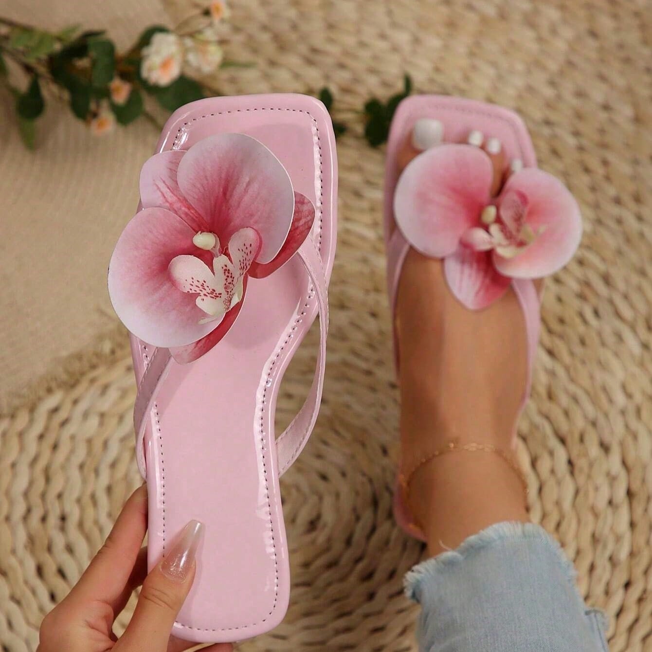 Nuevas sandalias planas con puntera cuadrada y decoración de flores artificiales para mujer de talla grande, para uso diario de verano, chanclas