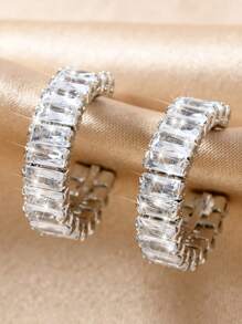 1 paire de magnifiques boucles d'oreilles élégantes et étincelantes en forme de C, plaquées AAA zircone. Accessoires polyvalents pour un port quotidien des femmes, cadeau de la Fête des Mères et de la Saint-Valentin, accessoires pour mariage occidental, bal de promo. Grandes boucles d'oreilles pour femmes