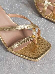 Wkrocz do świata stylu z tymi białymi pantoflami na obcasie z kwadratowymi noskami: Criss - skrzyżowane paski i wyrafinowany wygląd!