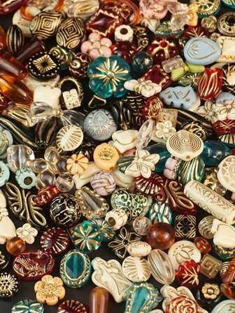 50G Of Vintage Baroque-Style Golden Embossed Acrylic Beads, Featuring Holes For Jewelry Crafting. Ideal For DIY Jewelry And Bracelet Creation, These Beads Come In A Random Mix Of Colors Ranging From 8 To 30Mm, With Designs Including Butterflies, Hearts, And Flowers, Perfect For Making Bracelets, Earrings, And Other Crafts.