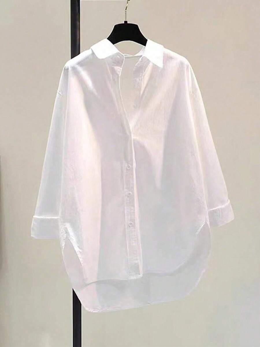 Bluzka damska w dużym rozmiarze, z kołnierzykiem koszulowym o standardowej długości, z długimi rękawami opadającymi na ramiona, zdobiona guzikami i asymetrycznym dołem - Biały - Zobacz 1