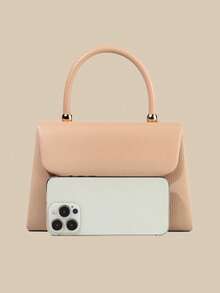 这款晚宴手拿包容量充足，可收纳手机、钱包、化妆品等小件个人物品。手提设计方便携带。荔枝纹皮革材质搭配精致的金属连接件，呈现简约优雅的风格，适合正式晚会场合。女士可将其用作手提包、手拿包、单肩包或婚礼派对包。可搭配晚礼服和高跟鞋，更显优雅气质。 - 杏色 - 查看 4