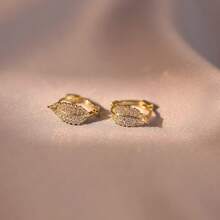 精致的叶形银耳环，镶嵌微型水钻，别致的耳钉，独特的女士耳环