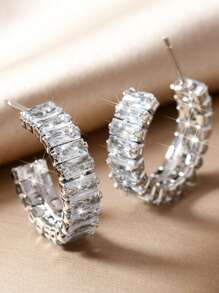1 paire de magnifiques boucles d'oreilles élégantes et étincelantes en forme de C, plaquées AAA zircone. Accessoires polyvalents pour un port quotidien des femmes, cadeau de la Fête des Mères et de la Saint-Valentin, accessoires pour mariage occidental, bal de promo. Grandes boucles d'oreilles pour femmes