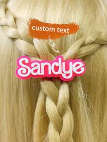 1个定制亚克力姓名发夹，包含个性化姓名发夹、DIY字母礼品发夹和DIY姓名发夹款式。这款产品是开学季送给好朋友的绝佳礼物。它还兼具儿童发夹的属性，色彩鲜艳，造型可爱，充满童趣。