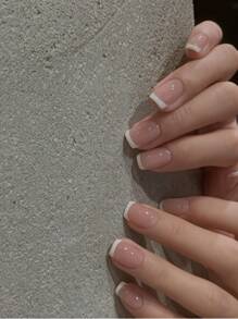 Atualize instantaneamente seu visual com 24 peças de unhas postiças de formato quadrado curto. Conjunto de unhas falsas de cobertura total em rosa francês clássico minimalista. O conjunto inclui 1 Peça folha de adesivos e 1 Peça mini lixa para mulheres e meninas. Use diariamente no escritório. Unhas falsas com cola de gel jelly são enviadas aleatoriamente