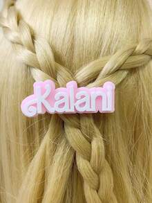 1个定制亚克力姓名发夹，包含个性化姓名发夹、DIY字母礼品发夹和DIY姓名发夹款式。这款产品是开学季送给好朋友的绝佳礼物。它还兼具儿童发夹的属性，色彩鲜艳，造型可爱，充满童趣。