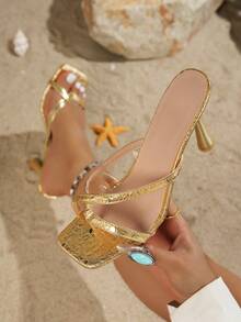 Wkrocz do świata stylu z tymi białymi pantoflami na obcasie z kwadratowymi noskami: Criss - skrzyżowane paski i wyrafinowany wygląd!