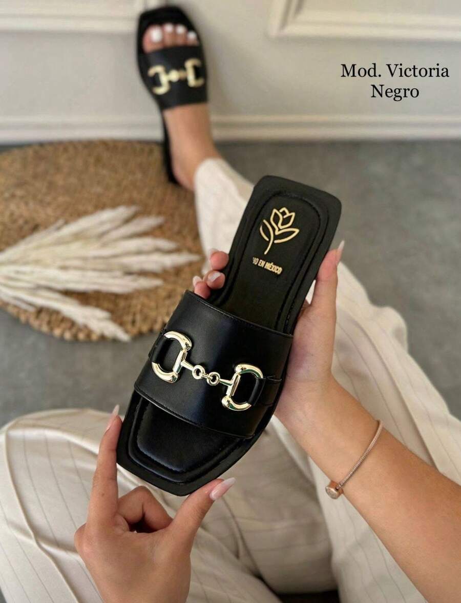 SHEIN SANDALIAS PLANAS CON HERRAJES MUJER DE MODA SANDALIAS DE PISO ABIERTAS ACOJINADAS SUELA ANTIDESLIZANTE DE PRIMAVERA VERANO MODA WOMAN SHOES MINAS DEL REY Preppy De moda - Negro - Ver 1