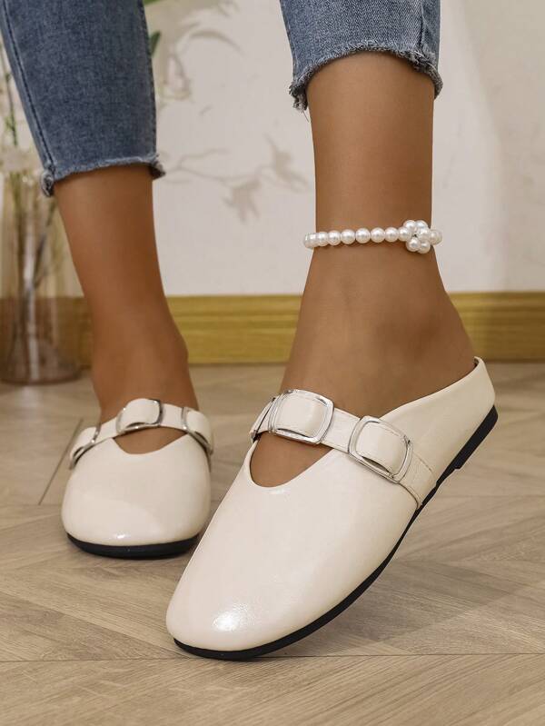 Zapatos tipo mule planos sin talón con punta redonda, decorados con hebilla, para mujer en color beige para usar en primavera/verano