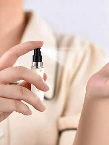 1pc Small Daisy Pattern Perfume Spray Bottle, Reusable Bottom Filling Perfume Bottle, Mini Cosmetics Bottle, Perfume, Pure Dew Packaging Tool, Multiple Patterns To Choose From, Birthday Gift For Family And Friends, Holiday Gift, Suitable For Travel Portable 5ml,Makeup,Cheap,Room Decor,Vanity,Travel,Bedroom,Makeup Accessories,Cheap,Stocking Stuffers,Makeup,Makeup Tools,Cheap Stuff,Gifts,Gifts For Women,Christmas Gifts - Multicolor - View 2