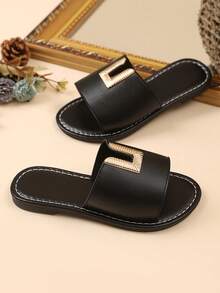 1 par de sandalias de moda de talla grande para niñas pequeñas, color negro sólido con correa de PU y hebilla con brillantes rhinestones de colores, punta redonda, planas y antideslizantes, cómodas y lindas sandalias romanas para uso doméstico, adecuadas para niñas de 3 a 15 años, para uso casual, fiesta, viaje, primavera/verano 2025